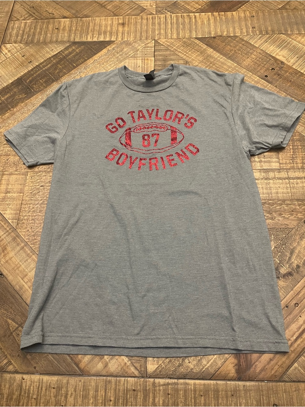 "Go Taylor's Boyfriend" 87 Football Graphic Tee - Gray Size Medium